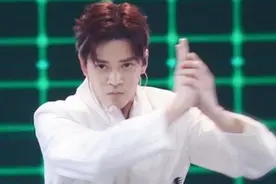 陈晓东晒出近照，和妻子一起庆祝结婚八周年，小14岁妻子气质出众图片