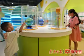 暑假游玩寓教于乐 家长带孩子科技馆忙“打卡”图片