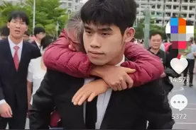 男孩背着满头白发的妈妈参加学校成人礼，虽千万人吾亦往矣！图片