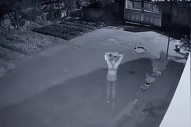 女子夜跑穿着清凉，瑜伽服紧身衣，网友：健身重要，安全更重要图片