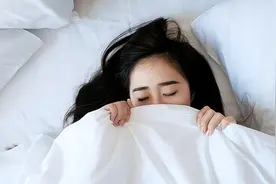 长期裸睡的人，最终会怎样？别不好意思，试一试可能收获3个好处图片