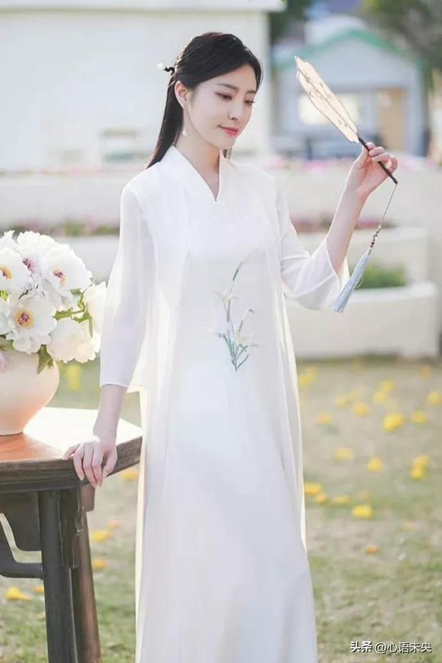 阳春三月，绽放在枝头的胭脂红，染香了笔尖的诗句