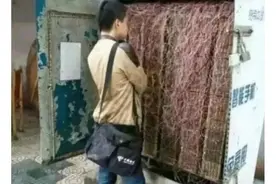神回复：新来的电工师傅，站那半天了一动不动，他在想什么？图片
