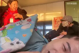 黑龙江一男子住朋友家，一觉醒来被街坊邻居包围：起不起来都尴尬图片