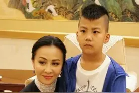 “霸总儿子”康康：刘嘉玲送豪宅认干儿子，帮老爸胡军挽救风评图片