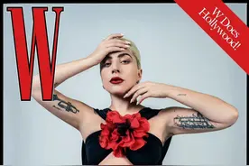 Lady gaga写真太疯狂！披大红头巾拍照，手里拿剪刀把脸“卸”了图片