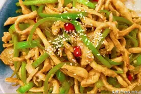 分享一款青椒鸡肉丝，解馋属性一流，口感嫩鲜味美，美味的下饭菜图片