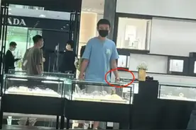 王思聪带19岁美女逛街，俩美女背影似学生，下车有7位保镖保护图片