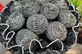 “5·20”鲜花市场：钢丝球花束、香烟花束演绎“来自郑州的浪漫”图片