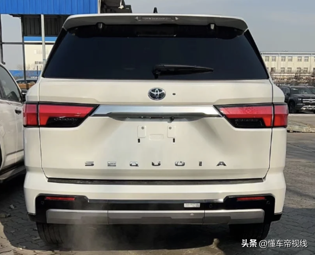 新车 | 报价160万，丰田大型SUV新红杉国内到港，兰德酷路泽同平台