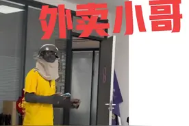 广东：女子威胁外卖小哥不给看就投诉，网友：现在的女人太可怕了图片