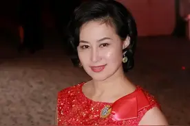 真正的贵妇，老了之后打扮也很接地气：头发要烫卷，爱穿大红大绿图片