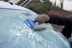 车子挡风玻璃结冰了咋办？别再用银行卡刮了，这才是正确做法！图片