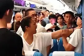 男子列车发不当言论后续：男子聊天内容曝光，大姐锁喉做法被痛批图片