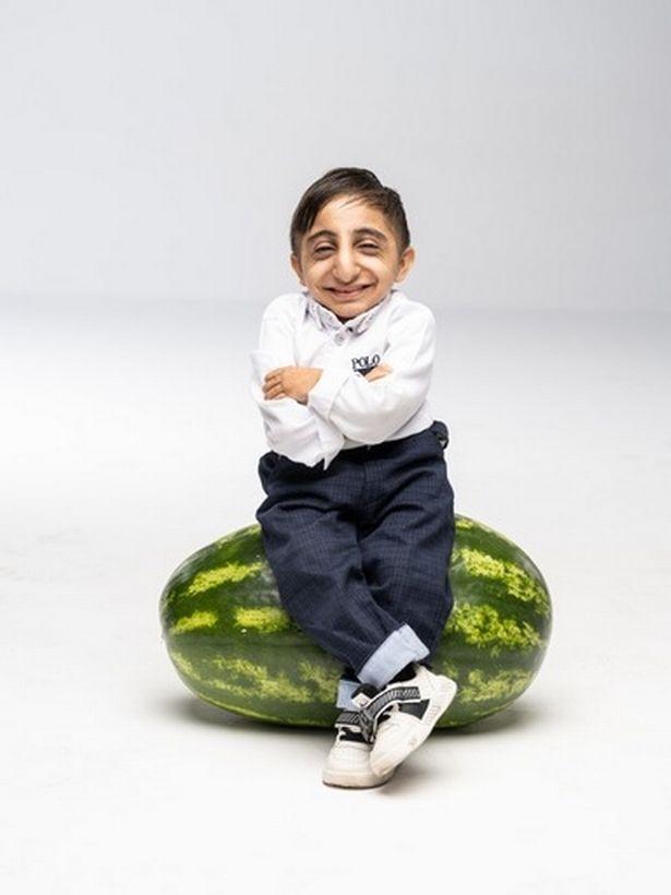 世界最矮男子身高0.6米,自嘲能站在最高的人手里,喜欢被人