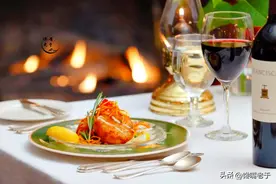 吃西餐时：切记先别用纸巾擦嘴，煎蛋也别直接吃，不懂可就闹笑话图片