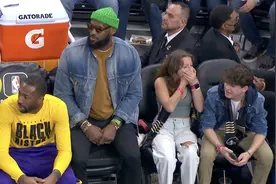 受宠若惊!詹皇牛仔服戴绿帽进场观战,身旁小女孩捂嘴一脸难以置信图片