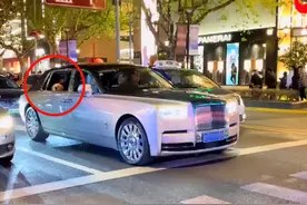 上海：1000万劳斯莱斯上街，车后座一只金毛探头看风景，网友炸锅图片