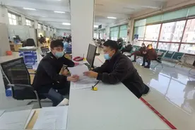 我市颁发首张个体工商户经营者变更营业执照图片