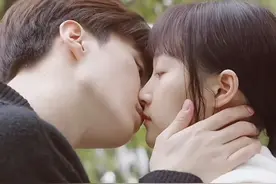 关晓彤范丞丞吻戏爆出，鹿晗急了：谁在顶流时公开了你？图片