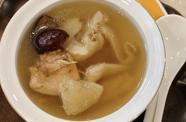 猪骨花胶黑豆煲汤有什么功效 2026年猪骨花胶黑豆煲汤有什么功效呢