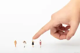 女子吃饭为省钱去外面买饮料，相亲对象嫌弃：这样的女孩不要也罢图片