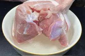 保存猪肉时，不要直接放冰箱了，肉贩子教你一招，简单又实用图片