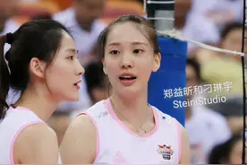 江苏女排对阵福建，看刁琳宇、郑益昕俩“闺蜜”，如何隔网打比赛图片