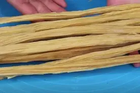 “漂白腐竹”危害大！怎么区分好坏？看这一篇就够了，别再买错了图片