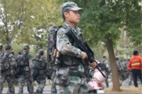 5年过去了，当年在工地上收到大学通知书的搬砖男孩，当上了军官图片