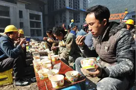 15块钱40个菜，物美价廉量大：全网打卡的工地盒饭，正在悄悄变味图片
