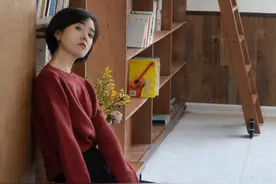 秋冬别总是一身黑，尝试“黑+红”搭配，亮眼气质又不容易出错图片