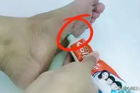 睡觉前，把牙膏抹在脚底，没想到这么厉害，解决很多男女的大烦恼图片