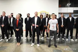 曼联球队抵泰，球迷机场接机图片