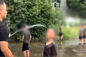 教官给孩子泼冷水被指虐娃，夏令营称是抗挫折训练，结束会给孩子换衣服喝姜汤，教育局：造成身心伤害可报警图片