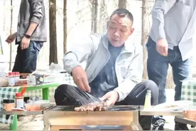 胖东来老板的大西北“撒野”照曝光后，网友惊呼：原来富人也是分层次的！图片