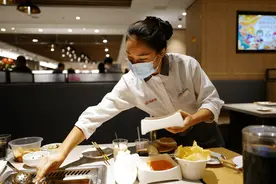 吃火锅时，为何服务员总是着急收走空盘子？图片