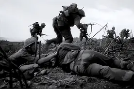 对越反击战，19岁新兵与23名越军激战，敌死后，他流下眼泪图片