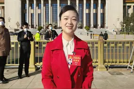 二十大女代表风采丨朱霞：从“小白”成种田能手，她带领村民鼓口袋、富脑袋 让种田人“脚不下田、谷不落地”图片