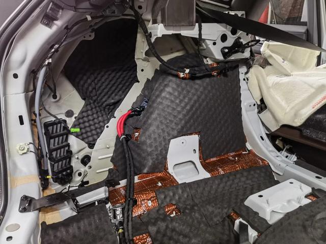 谁说隔音必须做全车才有效果?沃尔沃xc60升级俄罗斯阿德萨隔音