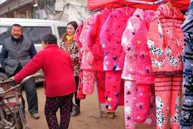 睡衣外穿成潮流，妇女孩子都爱穿，农村人还觉得很好看，为何爱穿图片