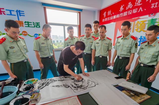 渭南市退役军人、社会文艺人士迎“八一 ” 进军营 退役不忘军旅情