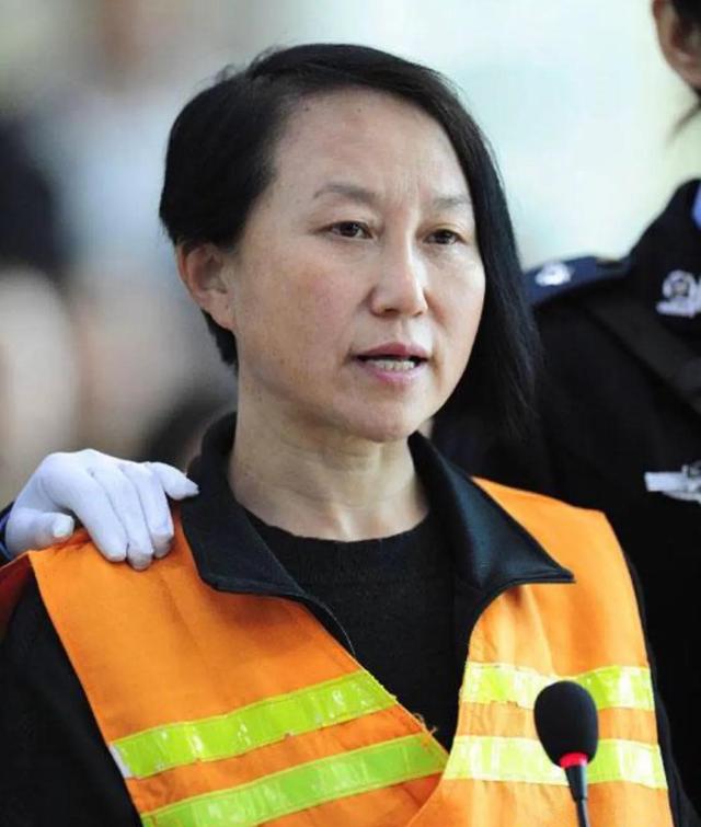 陕西"房姐"龚爱爱落马：北京41套房，4个身份证，帅哥司机骗走2亿