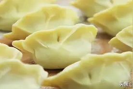 煮冻饺子，用冷水和开水都不对，教你正确方法，饺子不破皮不粘锅图片