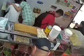 厦门一帅小伙在早餐店吃饭时被陌生女子强吻，亲完就跑，店家称“她在门口看了一会”，警方回应：已介入调查图片