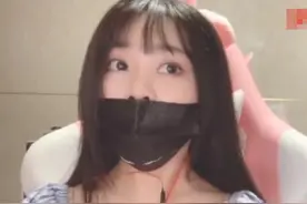 网红小团团，被王思聪追着打赏，厕所摔倒，一跤摔出了4000万粉丝图片