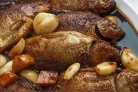 家常菜红烧小鲫鱼图片