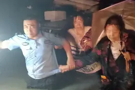 深夜大暴雨，东胜分局巡特警在洪水中转移被困群众110余人图片