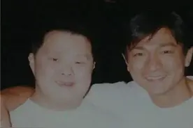 曾是“天才指挥家”的他：先天智力不足却被捧上神坛，今悲惨度日图片