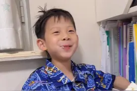 一年级戏精准准深度还原老师课堂形象，已经有画面了，老师都是这样的吗😂奶奶的笑声也太魔性了#记录成长的每一个瞬间 #模仿老师 #家有戏精视频封面